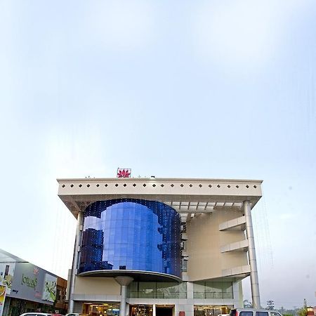 Lotus 8 Hotel Nedumbassery Dış mekan fotoğraf
