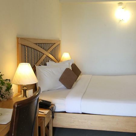 Lotus 8 Hotel Nedumbassery Dış mekan fotoğraf