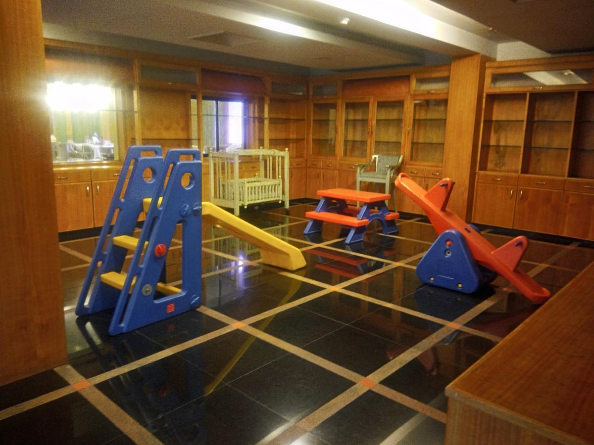 Lotus 8 Hotel Nedumbassery Dış mekan fotoğraf