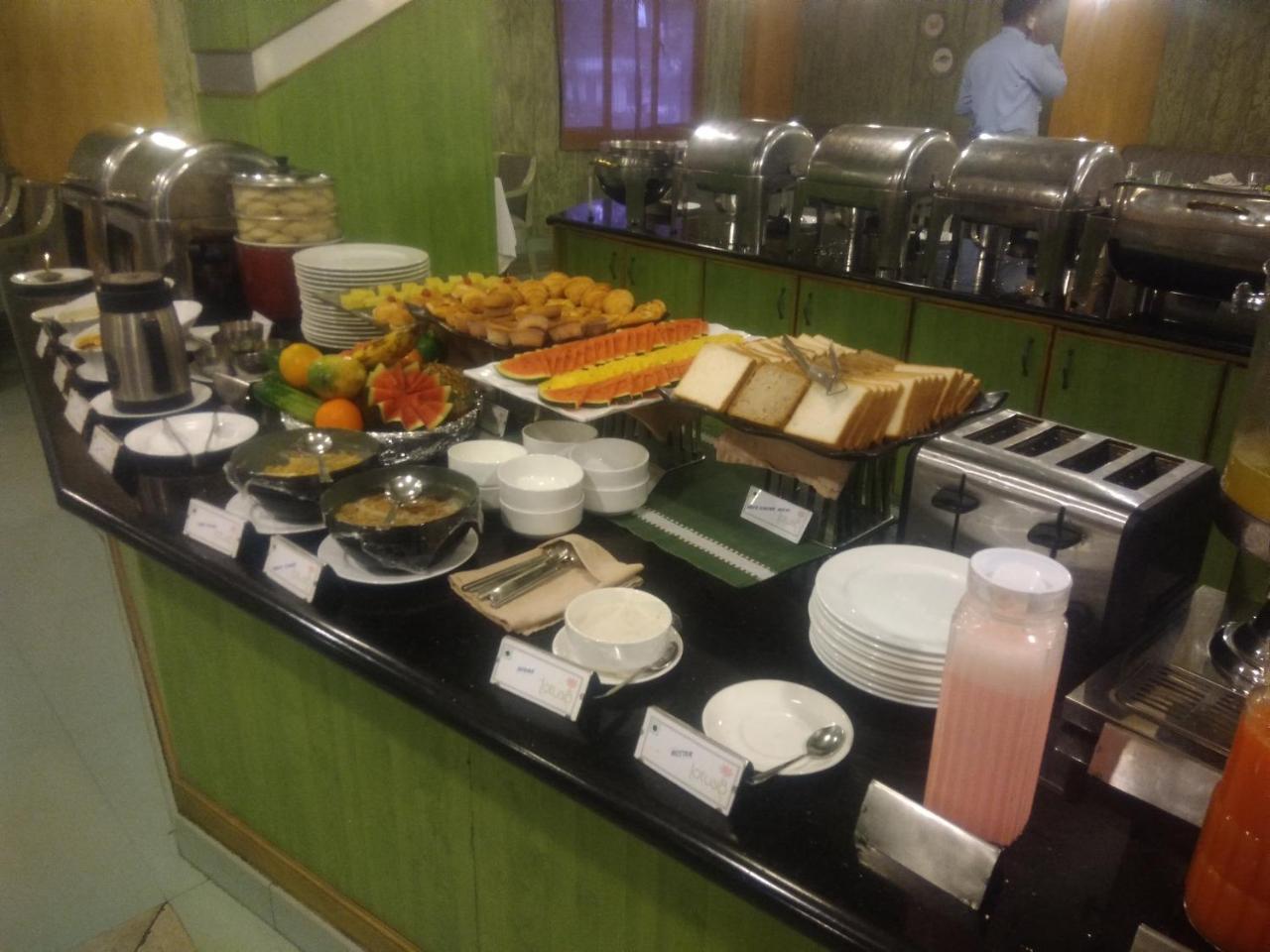 Lotus 8 Hotel Nedumbassery Dış mekan fotoğraf