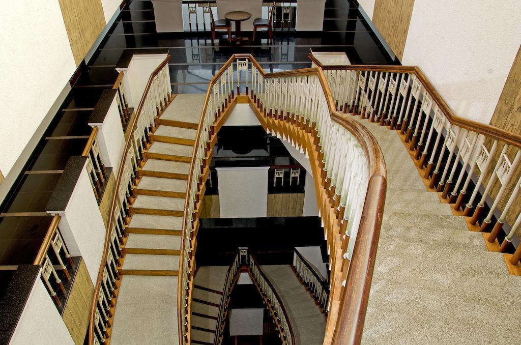 Lotus 8 Hotel Nedumbassery Dış mekan fotoğraf