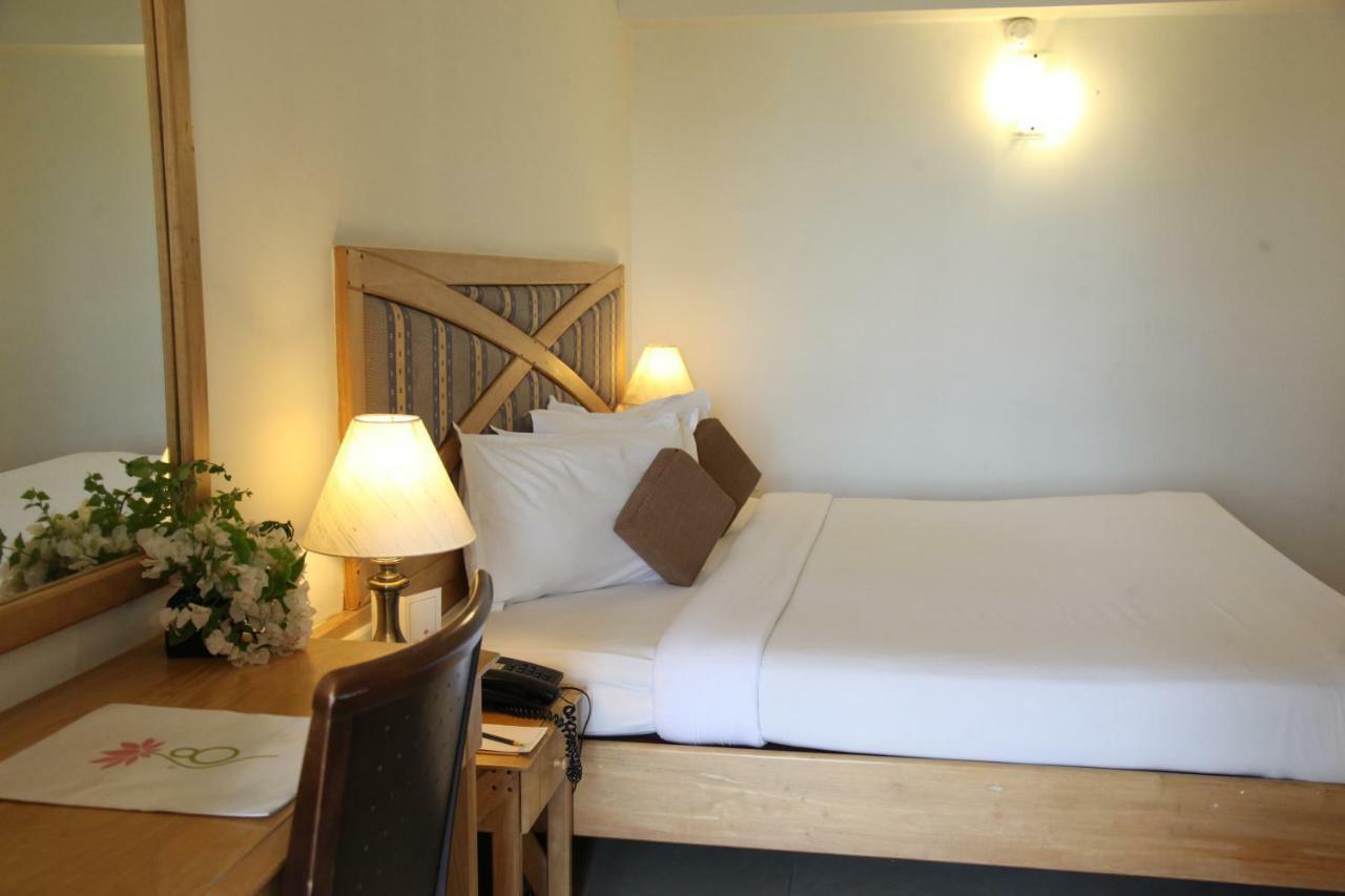 Lotus 8 Hotel Nedumbassery Dış mekan fotoğraf